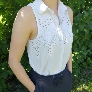 Kortärmad skjorta - Kortärmad skjorta med söta detaljer i gott skick. Frakt ingår i priset. 