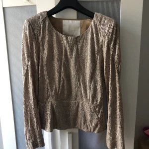 InWear partytopp - Partytopp i bra skick från InWear. Storlek 34. Finns att hämta innanför tullarna alternativt att köpare betalar frakt. 