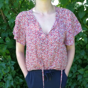 Kortärmad blus  - Ny blus i blommigt mönster. Frakt ingår i priset. 