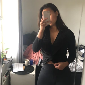 Svart tröja - Svart tröja som är snurrad fram typ, aldrig använd, köpt på Nelly.com, pris kan diskuteras, köpare betalar frakt ( måste bort annars skänks den)