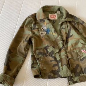 Levis jacka - As snygg Levis jacka, passar bra till sena sommarkvällar eller hösten❤️❤️ Storlek S
