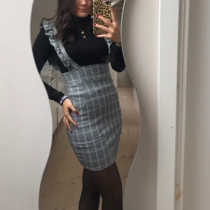 Rutig kjol med band - Superfin kjol med band. Köpt i Spanien så finns inte tillgänglig här i Sverige. Endast använd 1 gång, frakt tillkommer