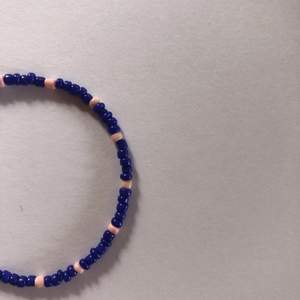 Superfint handgjort armband med blå och ljusrosa glaspärlor💙💕⚡️ Tråden är elastisk och därmed passar armbandet de allra flesta! Kan göra armband/halsband på beställning, skriv då!💕