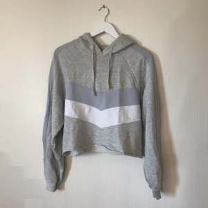 Pull&Bear hoodie - Croppad hoodie från Pull&Bear. Nyskick. Storlek S. Köparen står för frakten!