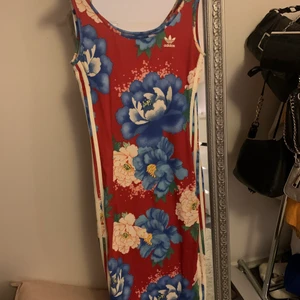 Adidas Klänning Storlek S - Köptes förra sommaren, storlek small/36. Jätte skön och somrig! 