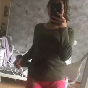 Grön tröja - Basic grön tröja från lc walkiki använd bara några gånger köparen står för frakt