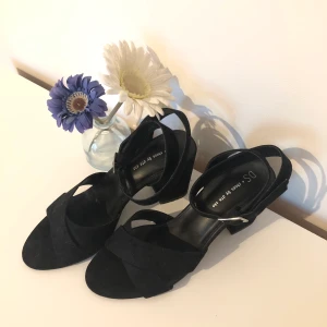 Klackskor Strl 40 - Fina svarta klackar endast använd 2 ggr.                     Stolek: 40, men skulle söka att det är en 38-39.   Klack: 10 cm.                                                                 ✨✨✨✨✨