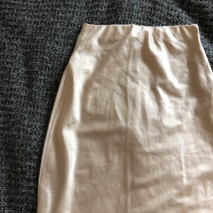 Satinkjol - Superfin ”champagnefärgad” satinkjol från chiquelle, fint skick! Priset är exlusive frakt. 