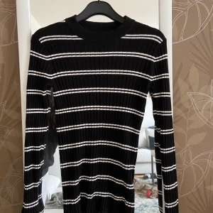 Stickad tröja  - Storlek XS, stretchig. Fint skick.