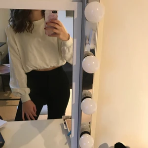 Vit sweatshirt - Jättemysig croppad vit sweatshirt. Den är oversized och går att spänna längst ner så den kan absolut passa fler storlekar än XS. 