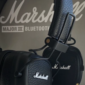 Marshall Hörlurar Trådlösa - Dessa bluetooth trådlösa hörlurar är i jätte fint skick och nu till salu! Allt finns med för hörlurarna (laddare,sladd) 