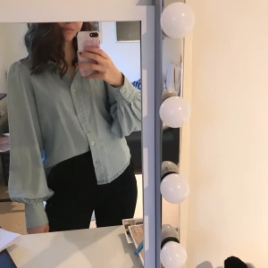 Jeansskjorta från Bikbok - en jättefin jeansskjorta med puffärmar. Färgen gör sig inte riktigt rättvisa på bild, den är i en jättefin ljusblå ”jeans”färg i verkligheten