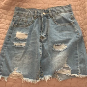 Shein - Säljer min nya jeanskjol från shein då den är för stor. Storleken är xs men skulle säga att den är s/m köpta för ca 150 kr