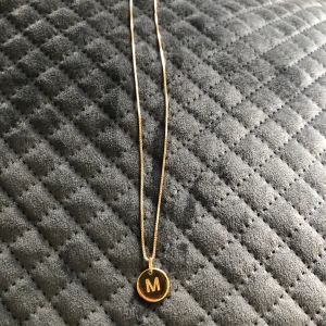 Bianca smycke - Biancas kollektion med guldfynd. Båda är knapp använda och jag postar snabbt.