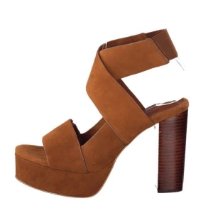 Tiger of Sweden skor, strl 39, oanvända  - Supersnygga klackar i mocka från Tiger of Sweden. Dessa är helt oanvända. 