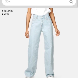 JUNKYARD Jeans, storlek 27 - Högmidjade vida jeans från junkyard, väldigt bra skick använda 1 gång. Storlek 27. ❤️  den som budar högst får köpa dem ❤️