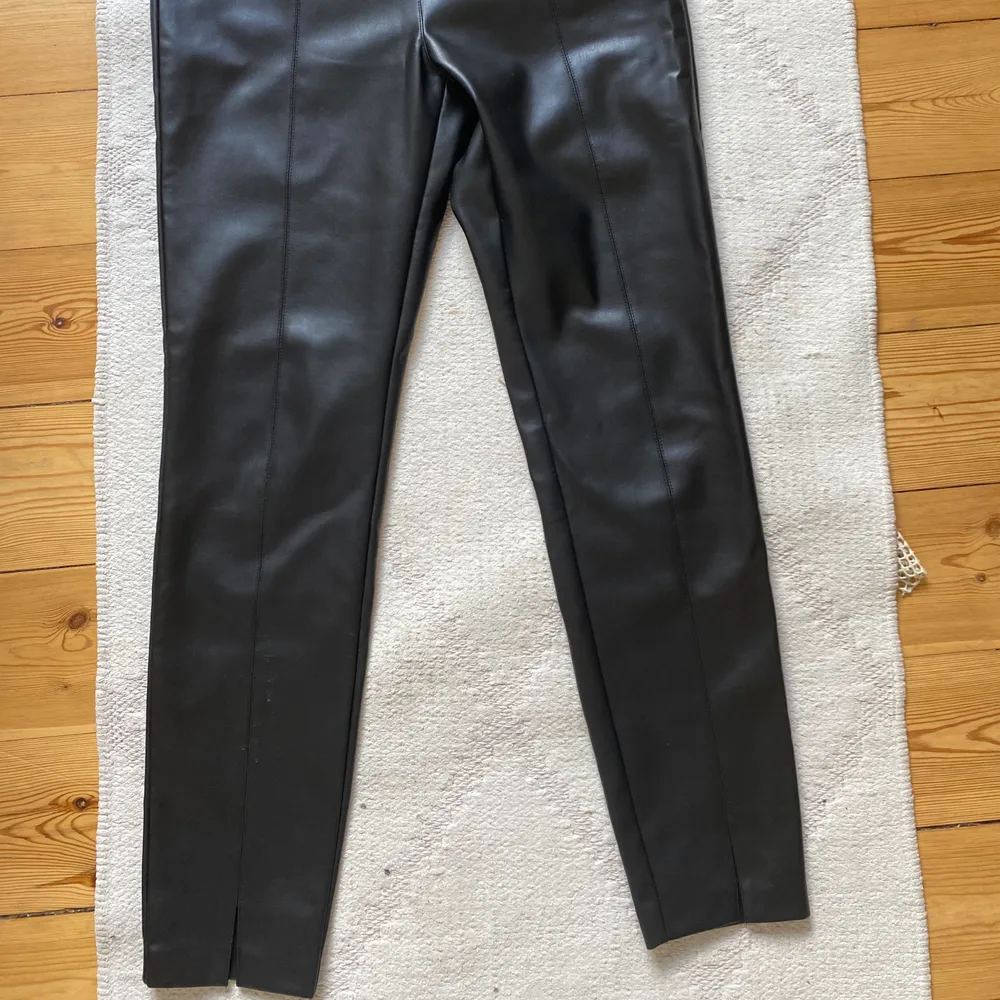 Ett par skinnbyxor från zara köpt för flera år sen men aldrig använda, storlek L men passar från S-L👍🏼. Jeans & Byxor.