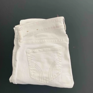  - Fina vita Hollister jeans! Storlek 23/29 i modellen ”super skinny”. Möts upp i Stockholm eller fraktas! 🌻  Nytt pris: ca 500kr Mitt pris: 150kr