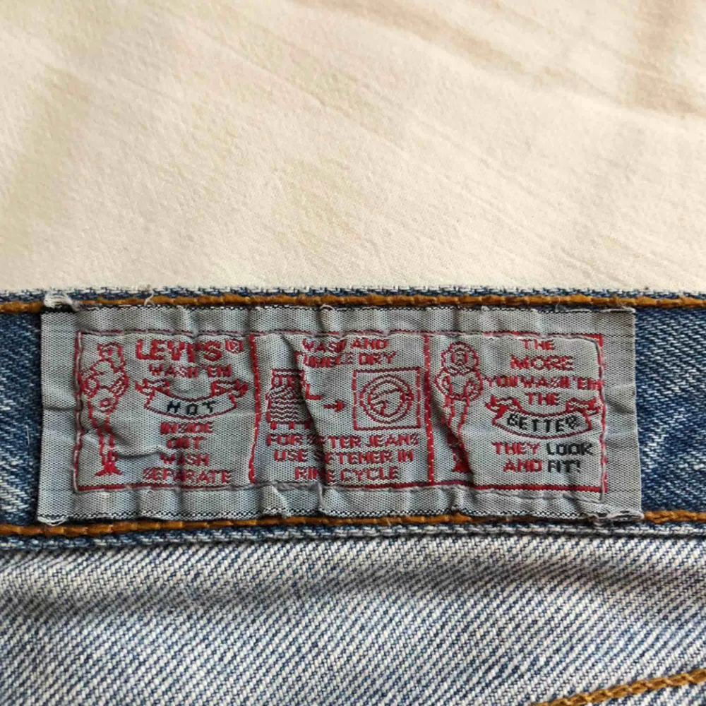 Såå snygga levi’s jeans! Dessa är från 90-talet därav mer unika. På lappen i står det w30L men passar mig perfekt som är s/m. Frakt på 50 kr tillkommer♻️. Jeans & Byxor.