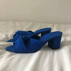  - Kornblå låga klackar i nyskick! Säljes pga för liten storlek.  Möts upp i Stockholm!