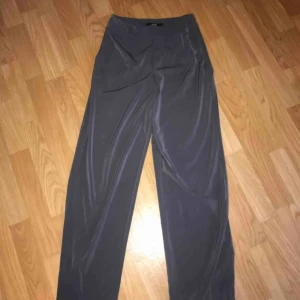  - Mörkgråa kostymbyxor från bikbok, använt dom ett fåtal gånger och dom är i bra skick. Storlek S, säljer för 100 kr och frakt tillkommer