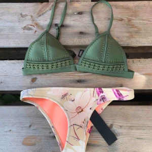 Triangl bikini - LIVETS BIKINI. Helt oanvänd, äkta Triangl bikini! Överdelen är strl M men skulle absolut säga att den är mer en S/XS (kanske A-B kupa?)och underdelen är en XS och skulle säga att den stämmer! Det finns jättebra storleksguider på triangl.com 🤓   
