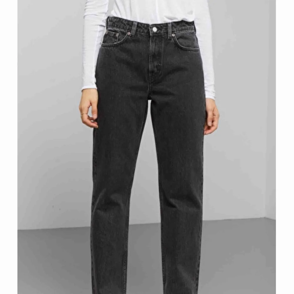 Voyage trotter black jeans från weekday i fint skick. Använda fåtal gånger, säljer pga de är för korta på mig som är 160. Storlek 25/26. Frakt tillkommer, kontakta mig för fler bilder/info! . Jeans & Byxor.