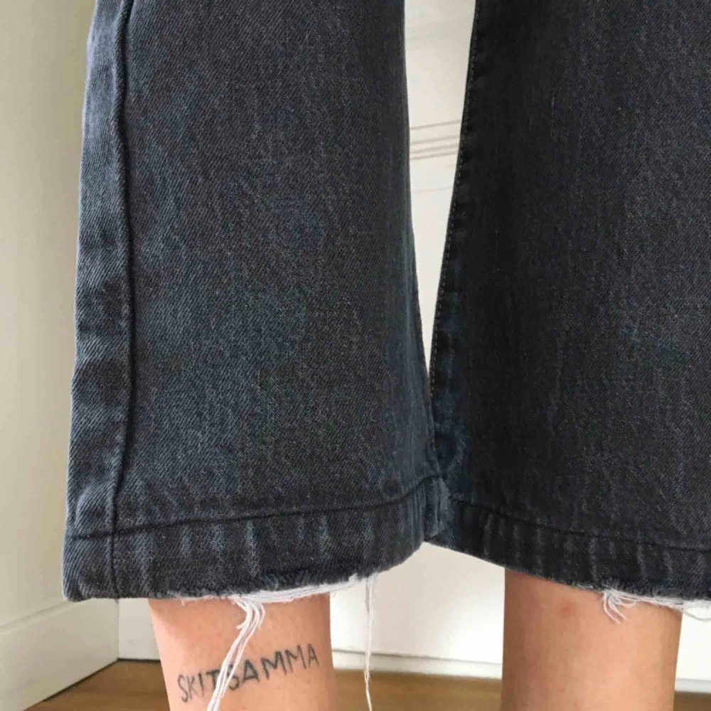 Gråa Levis Jeans 501:or i storlek W33 och L38 🌸 Smått fransiga i benen.  Jeansen är lite kortare i benen och smått vida. 🌼🌺 Lite frakt tillkommer. . Jeans & Byxor.