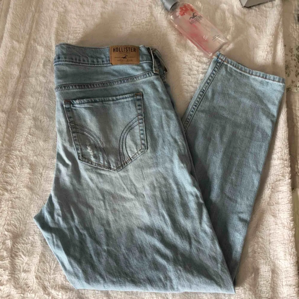 Hollister vintage boyfriend jeans! Sliten stil, passar storlek M om man vill ha oversize. Frakt tillkommer 🌸🌸. Jeans & Byxor.