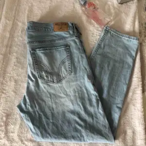 Hollister vintage boyfriend jeans! Sliten stil, passar storlek M om man vill ha oversize. Frakt tillkommer 🌸🌸