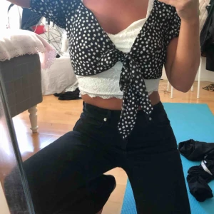  - Knyt-top från bohoo som aldrig har blivit använd, jag har två stycken, en i S o en i XXS, båda är små ÄVEN toppen under är till Salu om du är intresserad, ENDAST XXS kvar 