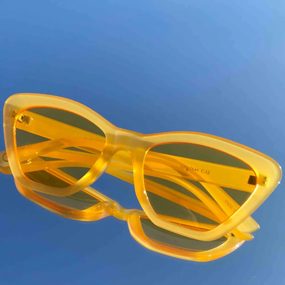 Snygga solglasögon, ett par pyttesmå repor som inte märks.  Budgivning vid fler intressenter.. Accessoarer.
