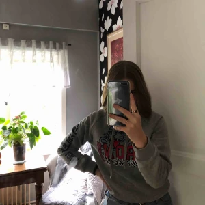  - Verkligen jätteskön och mysigt hoddie från Gina. Bara använt några fåtal gånger. (Frakt tillkommer men kan även mötas uppnå Stockholm)