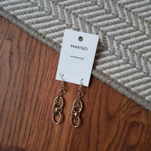  - Örhängen från Mango, oanvända. Frakt betalas av köparen 
