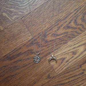  - 2 halsband, 1 för 40kr, båda för 60. Frakt betalas av köparen