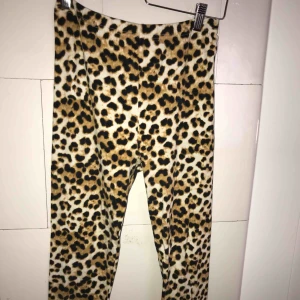  - Sköna lång leggings i leopard print!