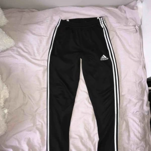  - Adidas byxor. Lite noppriga på vissa ställen men det går att fixa