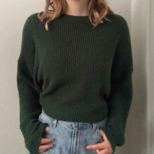  - Mysig stickad tröja i skogsgrönt! Frakt på 70kr tillkommer.