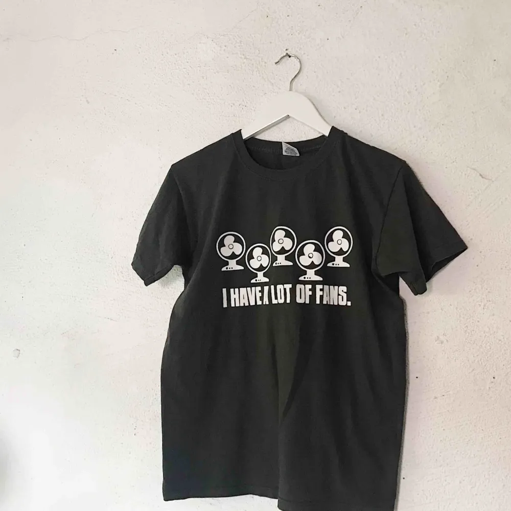 Rolig T-shirt från Fruit of the Loom. Frakt tillkommer 🌹. T-shirts.