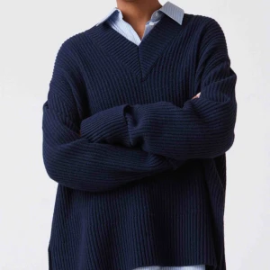  - Hope moon sweater i deep navy. fint skick! 