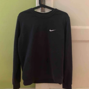  - Nike sweater i strl S. Använd ett fåtal gånger. Möts upp i skanstull / mottagaren står för frakt 