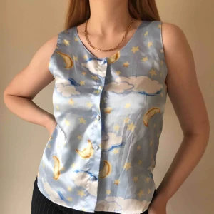  - 💌Frakt ingår! 💌 Supergullig ljusblå pyjamastopp från Avon • passar perfekt med ett par utsvängda byxor och platåboots i sommar • 100% polyester i storlek S • i bra skick men en knapp saknar tyg, se sista bilden 