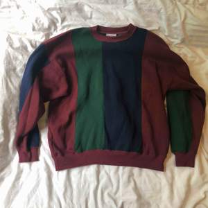 En varm färgglad tröja. Köpt second hand. Kan posta eller mötas upp i Malmö