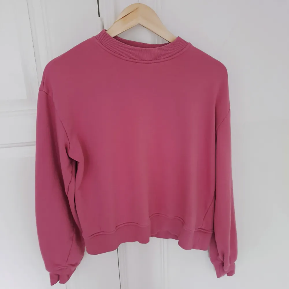 Superfin rosa tröja från NA-KD, längden passar någon under 170, jag är 182 därför ser den kort ut.. Tröjor & Koftor.