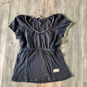  - Marinblå Odd molly t-shirt. Köpt för cirka 590kr. Tröjan är i bra skick! Möts upp i linköping annars står köparen för frakt ❤️