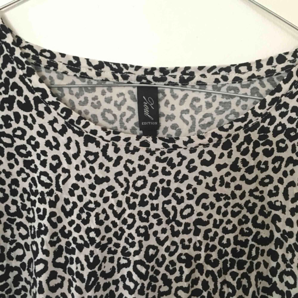 Jättefin leopard-T-shirt! . T-shirts.