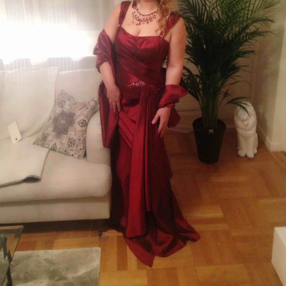 Vinröd klänning och sjal  - 90