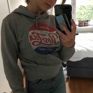  - Grå hoodie med tryck Extremt skönt material som värmer samt bekvämt Har använts flera gånger men är ändå i bra skick inga fläckar eller hål. Den sitter lite oversize vid armarna om du är i storlek XS men är inte för lång.  