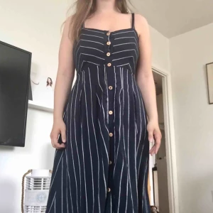 Klänning med knappar  - 🌸 Jättefin randig klänning med träknappar. Sparsamt använd. Vid frakt tillkommer 60kr 🌸