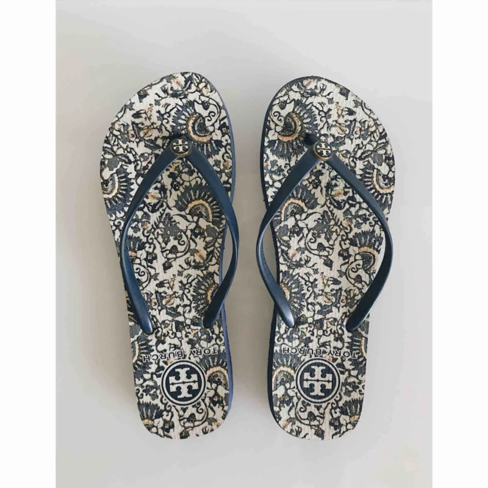 Flip flops från Tory Burch, använda 1-2 ggr och i jättefint skick! Nypris 579kr . Skor.